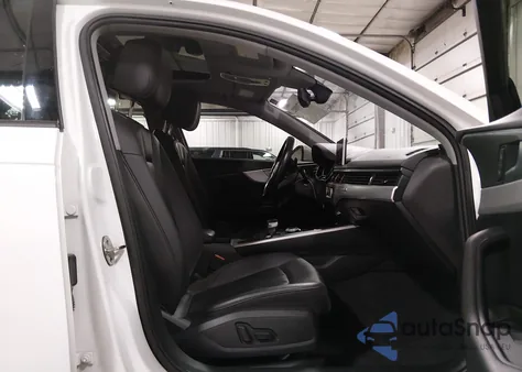 2017 Audi A4 2.0T Season Of Audi Premium z USA, uszkodzony, nr VIN WAUDNAF44HN045733